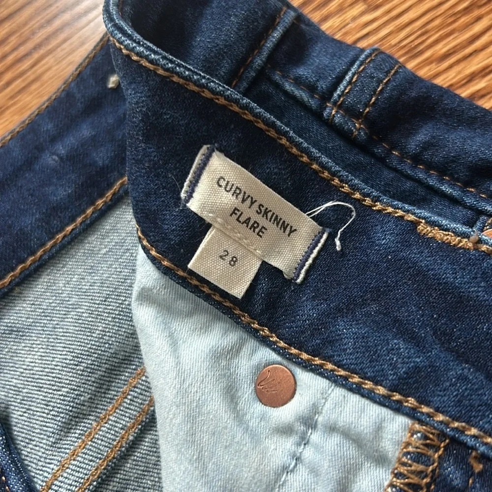 Madewell Curvy Skinny Flare Jeans in Colleton Wash
Size 28 - Picture 6 of 9